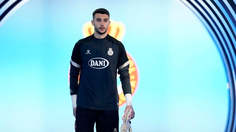 Joan Garcia, antes de un entrenamiento con el Espanyol en el RCDE Stadium