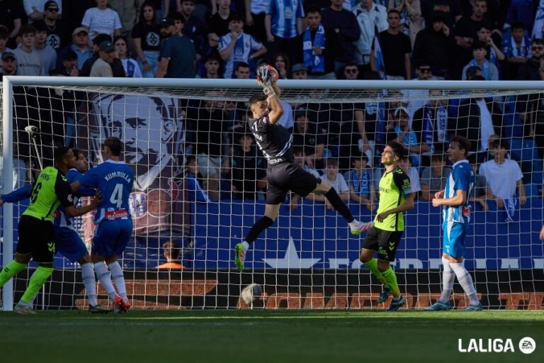 Joan Garcia atrapa un balón aéreo en el RCDE Stadium contra el Real Betis