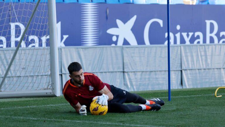 Joan Garcia atrapa un balón en un ejercicio de calentamiento