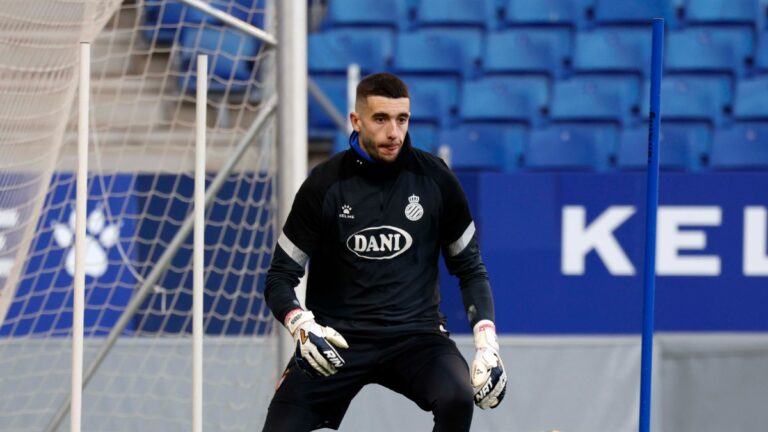 Joan Garcia prepara un partido de LaLiga en el RCDE Stadium con el Espanyol