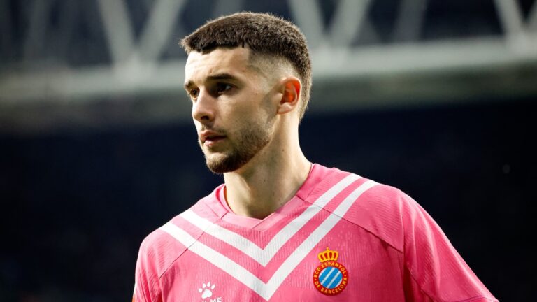 Joan Garcia, con rostro serio en el Espanyol - FC Barcelona