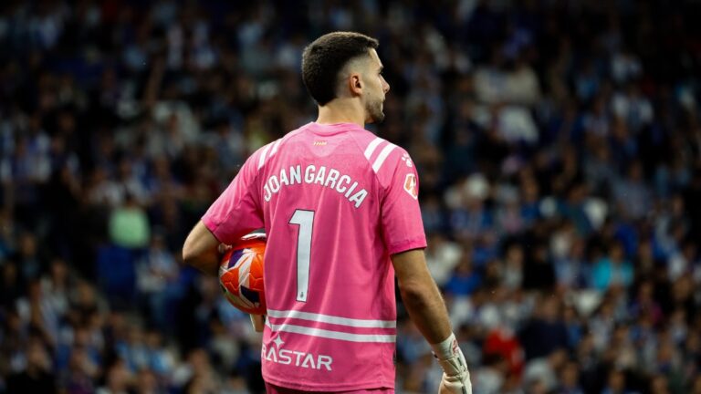Joan Garcia, antes de un saque de puerta en el Espanyol - FC Barcelona