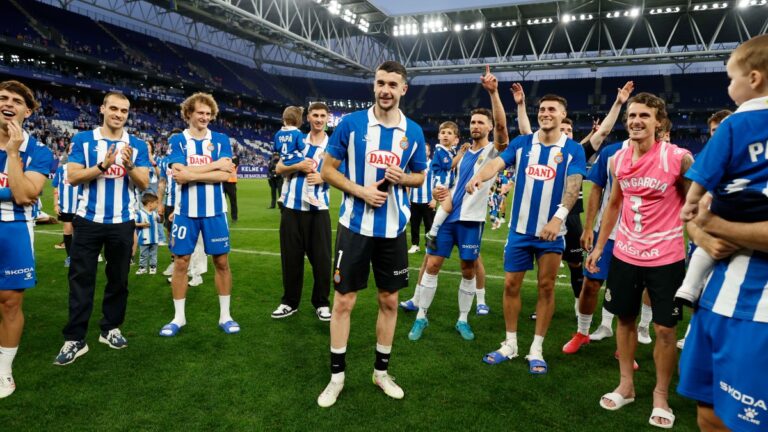 Joan Garcia, junto a sus compañeros, celebrando la permanencia