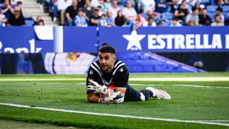 Joan Garcia, sobre el verde del RCDE Stadium
