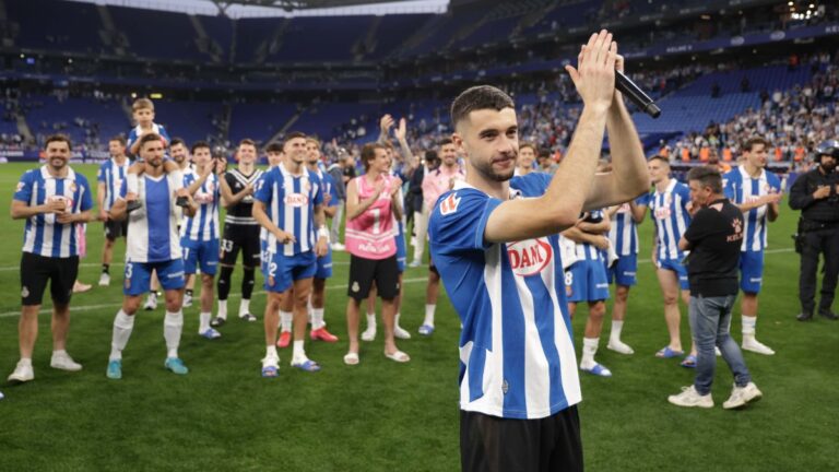 Joan Garcia fue protagonista en la celebración de la permanencia con la afición del Espanyol