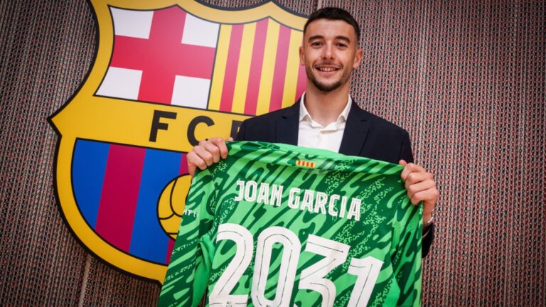 Joan Garcia firma con el FC Barcelona hasta el 30 de junio de 2031