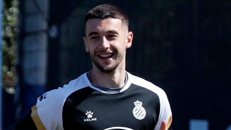 Joan Garcia sonríe en un entrenamiento con el Espanyol