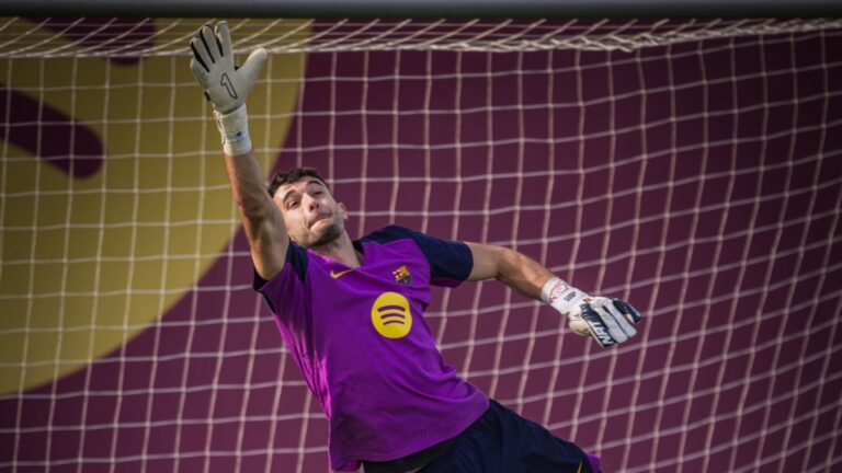 Joan Garcia: «El cariño que le tengo al Espanyol puede ser compatible con irme al Barça» Joan Garcia para un balón en un entrenamiento