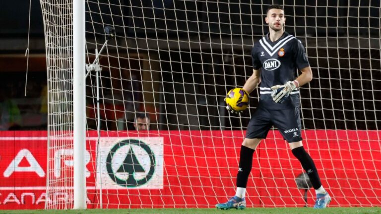 Joan Garcia atrapa el balón en el UD Las Palmas - Espanyol