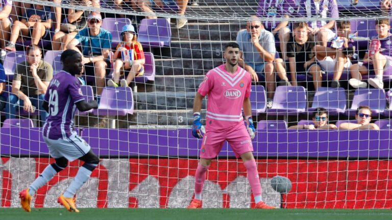 Joan Garcia no pudo hacer nada en el gol de Raúl Moro en Pucela