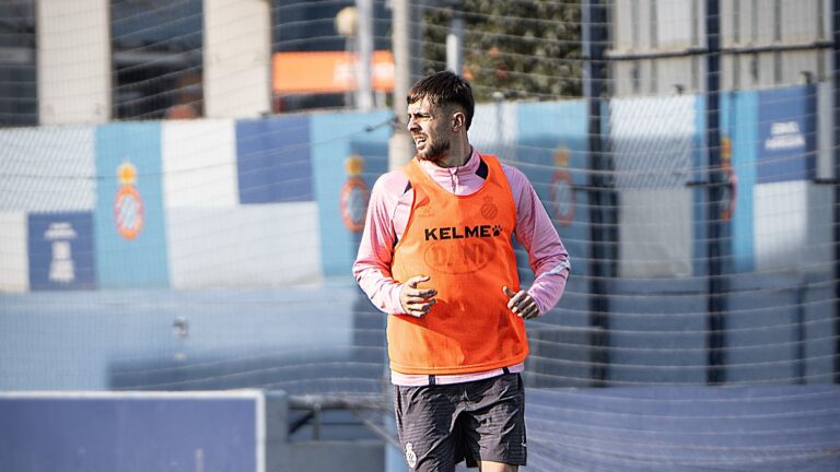 Jofre Carreras entrena en la CE Dani Jarque delante de la afición del Espanyol