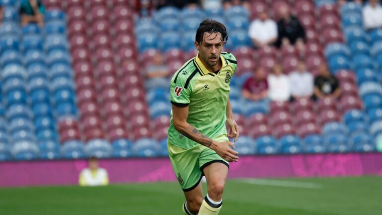 Jofre Carreras conduce un balón en el Burnley FC - Espanyol de pretemporada