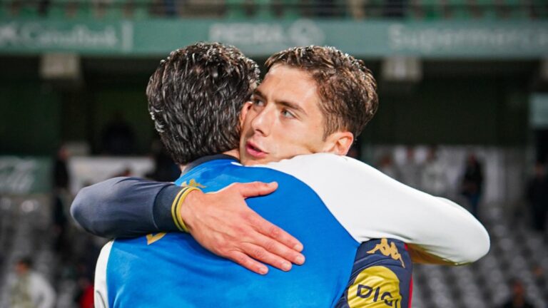 José Gragera se abraza con un compañero en el Estadio del Arcángel después de ganar al Córdoba CF