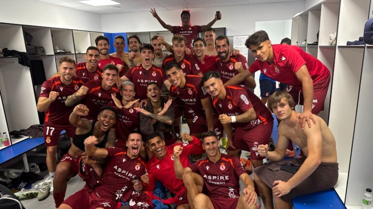 La Cultural y Deportiva Leonesa celebra la victoria en Zaragoza