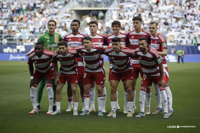 Rubén Sánchez posa con el once titular del Granada CF en La Rosaleda