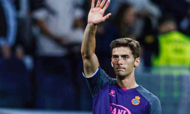 José Gragera saluda a la grada en un partido del Espanyol