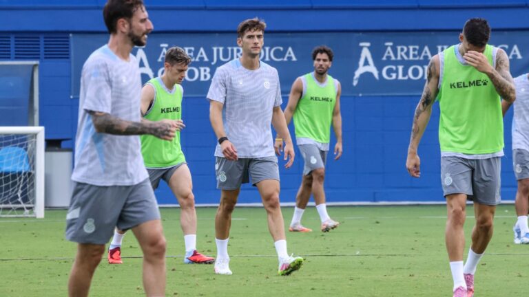 José Gragera, en un entrenamiento de la pretemporada en la CE Dani Jarque con sus compañeros