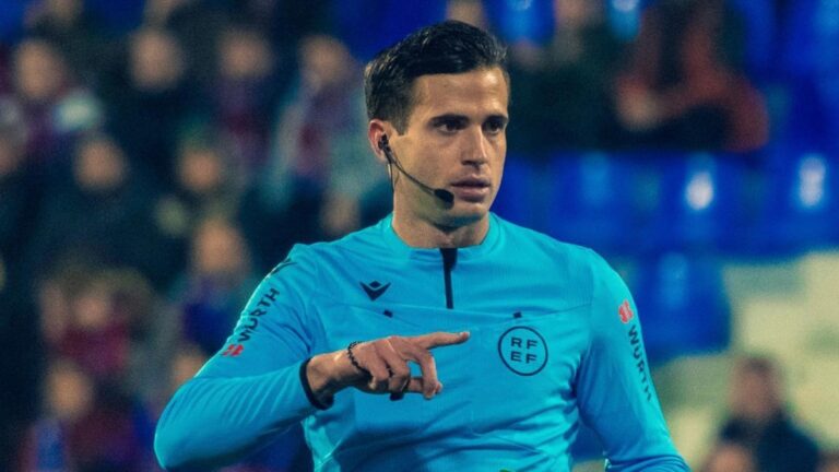 José Luis Guzmán Mansilla, en un partido de LaLiga Hypermotion de la SD Huesca