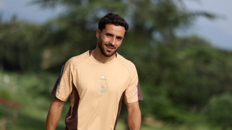 El Málaga CF se lleva a José Salinas José Salinas se dirige al campo de entrenamiento de Torremirona en el stage del Espanyol