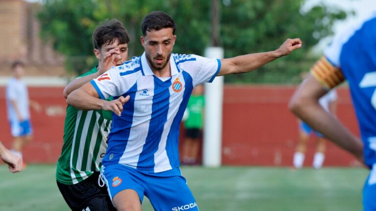 José Salinas, en una jugada del CF Peralada - Espanyol