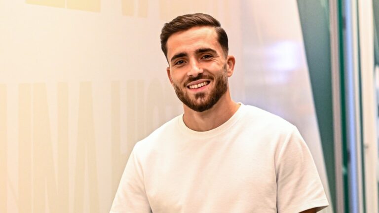 José Salinas, antes de un partido del Elche CF en el Martínez Valero