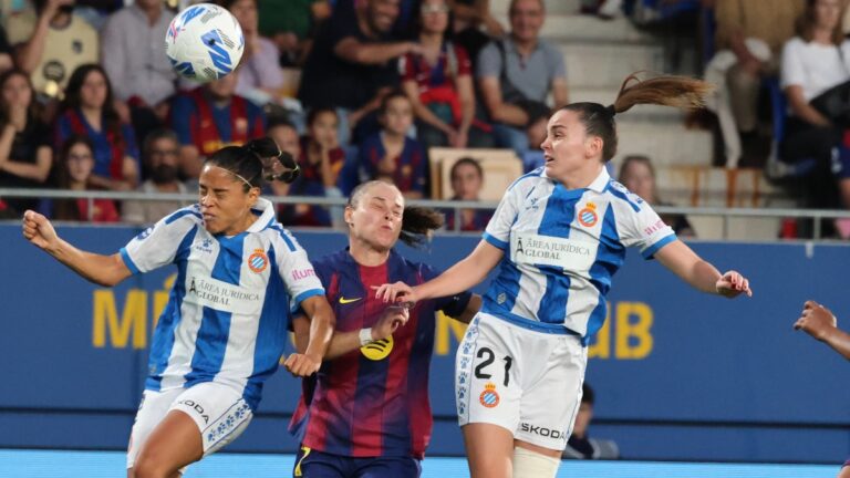 Júlia Guerra formó pareja de centrales con Simona Botero en el derbi