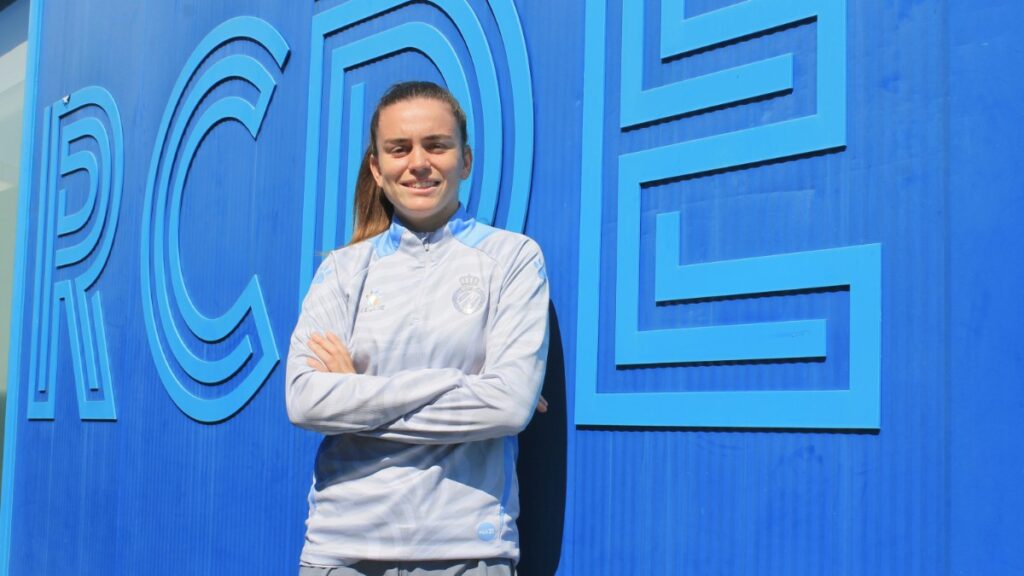 Júlia Guerra, en la CE Dani Jarque con 'El 1900' horas antes del derbi