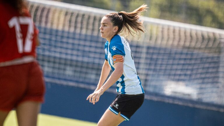 Júlia Guerra luce el brazalete de capitana en la CE Dani Jarque