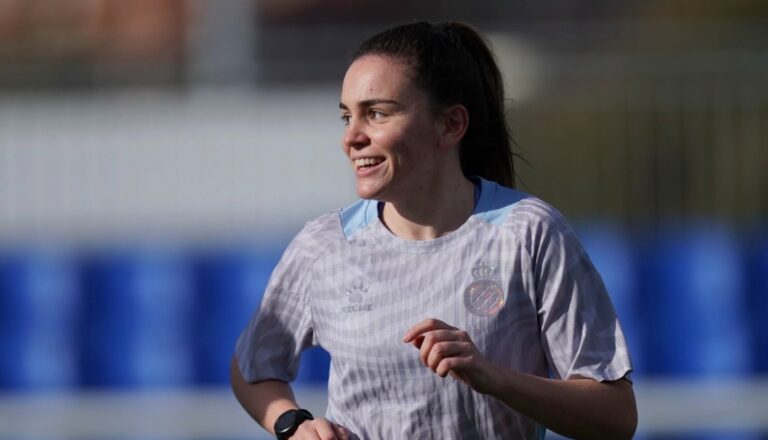 Júlia Guerra avanza en su vuelta con el Espanyol Femenino Júlia Guerra, con rostro feliz, en su proceso de recuperación