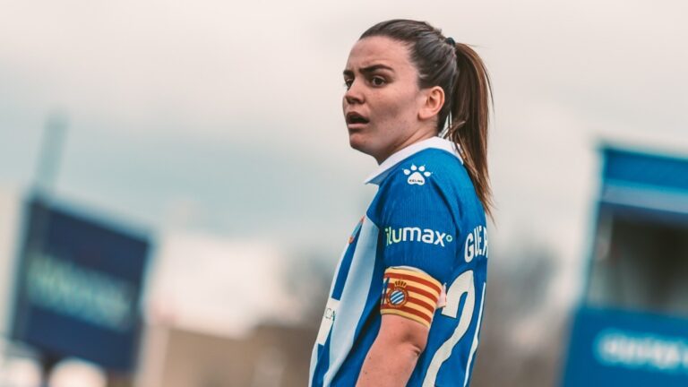 Júlia Guerra lleva el brazalete de capitana en un partido de la Liga F