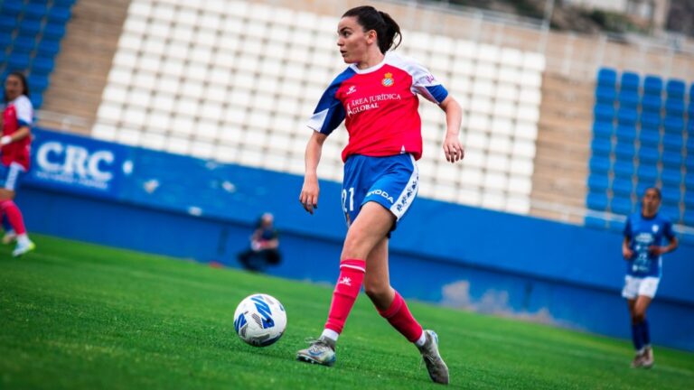 Júlia Guerra sigue cumpliendo años con el Espanyol Femenino hasta 2027 Júlia Guerra conduce un balón en el Alhama CF - Espanyol Femenino