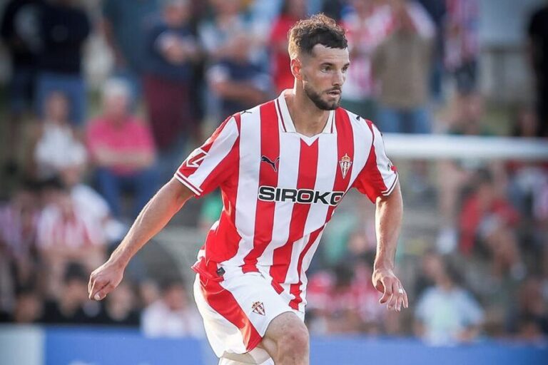 Justin Smith, entre el Espanyol y el Sporting de Gijón Justin Smith, en un partido de LaLiga Hypermotion con el Sporting de Gijón