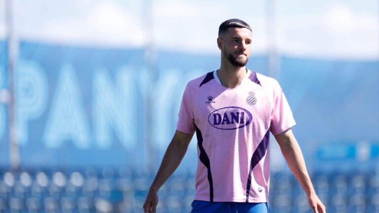 Justin Smith lo tendría casi hecho con el CD Eldense Justin Smith, en un calentamiento previo a un partido con el Espanyol B