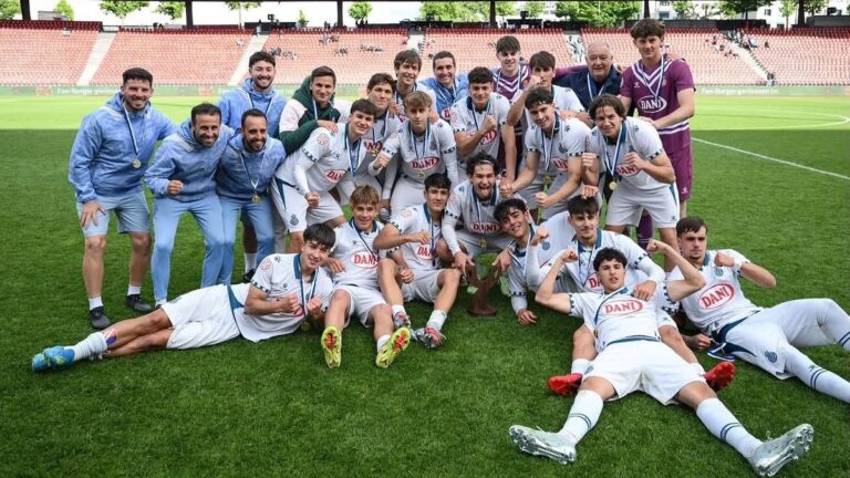 El Juvenil A reina en la Blue Stars Zúrich Youth Cup La celebración del Juvenil A después de proclamarse campeón del torneo por dos goles a cero