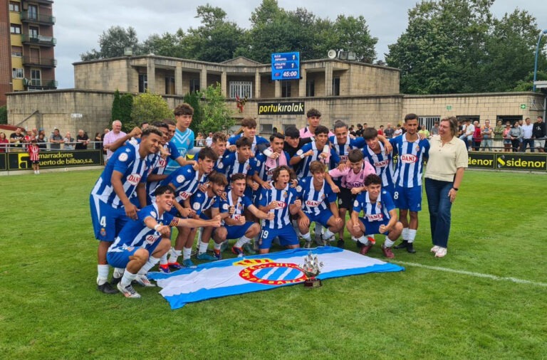 El Juvenil A celebrando el triunfo