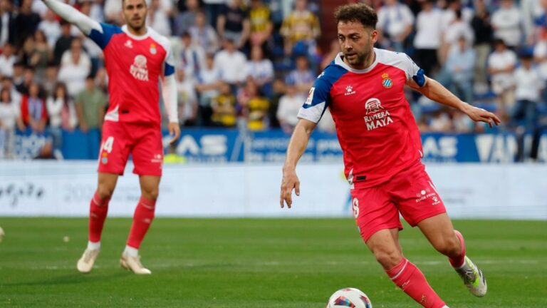 Keidi Bare conduce un balón en el partido de La Romareda