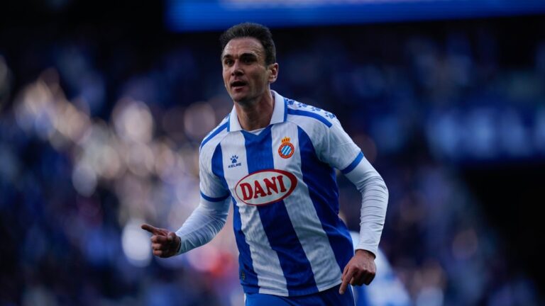 Kike García marca al RC Celta de Vigo en el RCDE Stadium
