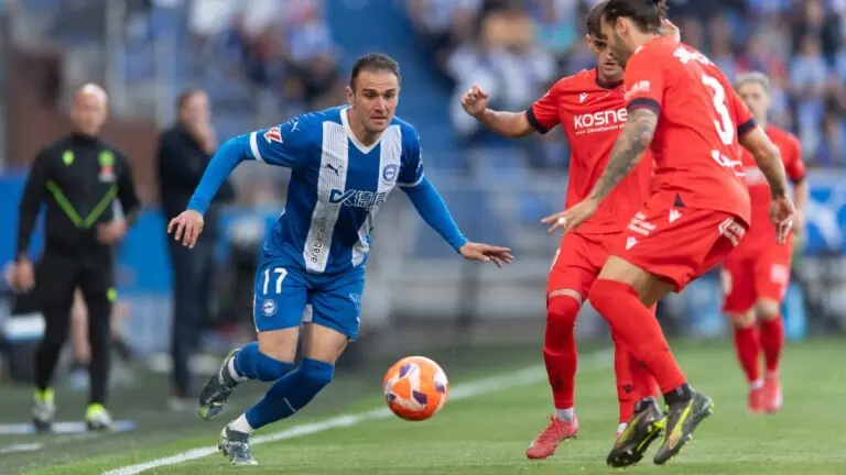 Kike García encara con el balón a un rival de CA Osasuna