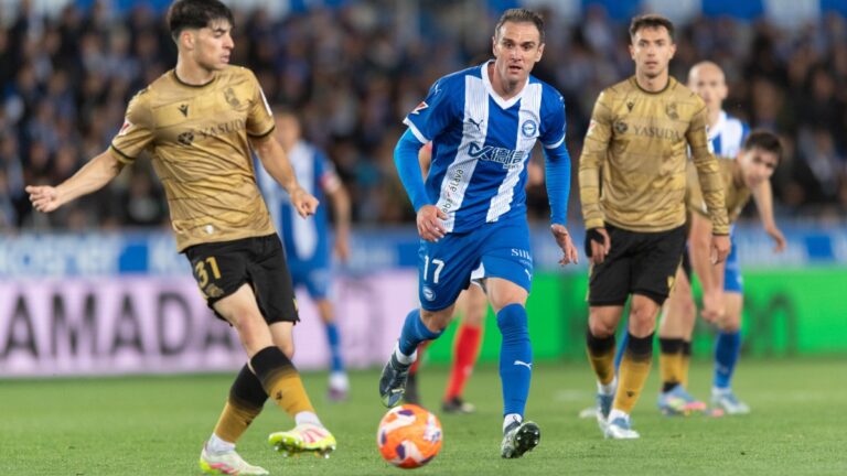 Kike García pelea un balón en el Deportivo Alavés - Real Sociedad