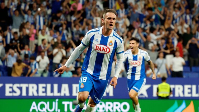 Kike García celebra con el RCDE Stadium su primer gol con el Espanyol
