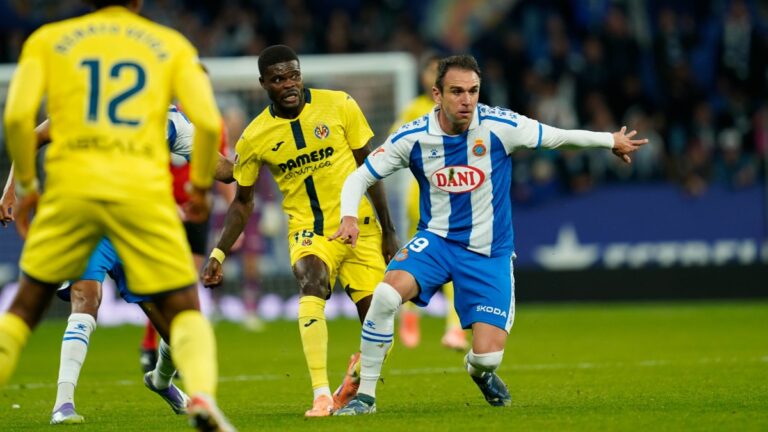 Kike García pide paso en el Espanyol Kike García va a por un balón en el RCDE Stadium contra el Villarreal CF