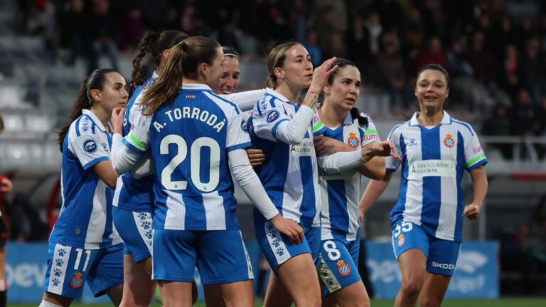 Laia Ballesté celebra su primer gol con el Espanyol Femenino en Lezama