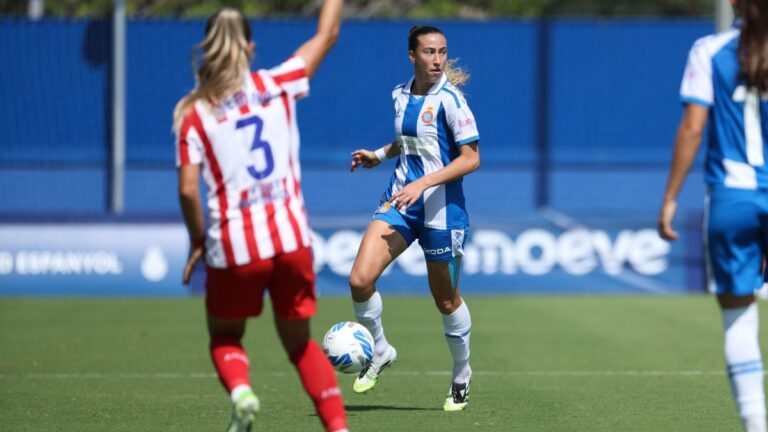 Laia Ballesté juega con el balón en el Espanyol Femenino - Atlético de Madrid