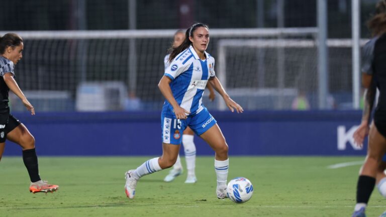 Laura Martínez: «Es un proyecto que no va a ser de un día para otro» Laura Martínez, en el Espanyol Femenino - FC Badalona Women