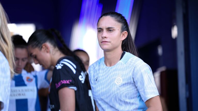 Laura Martínez, en el túnel de vestuarios del Campo 1 de la CE Dani Jarque