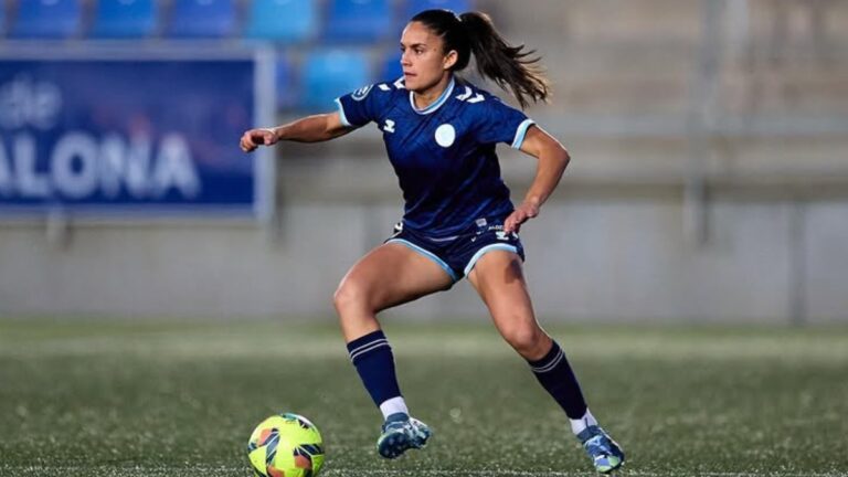 Laura Martínez conduce un balón en un partido con el Levante Badalona
