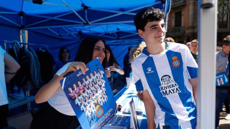 Laura Martínez: «El Espanyol es muy importante en Barcelona» Laura Martínez representa al Espanyol Femenino el día de Sant Jordi