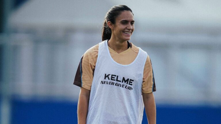 Laura Martínez entrena con el Espanyol Femenino en la CE Dani Jarque