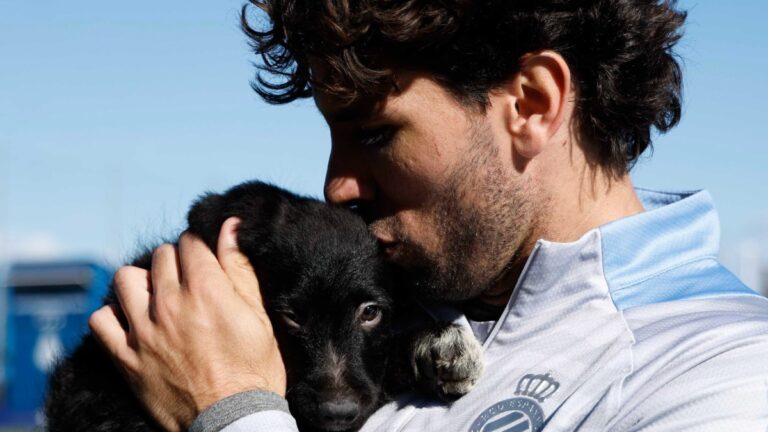 Leandro Cabrera adopta a un perrito del once del Espanyol
