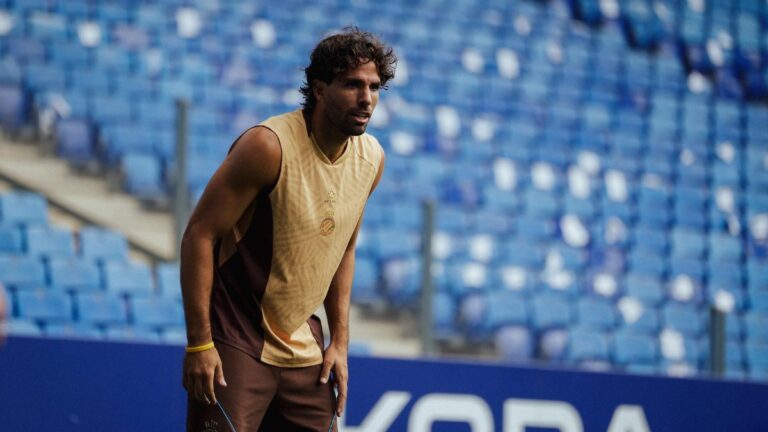 Leandro Cabrera entrena con sus compañeros en el RCDE Stadium